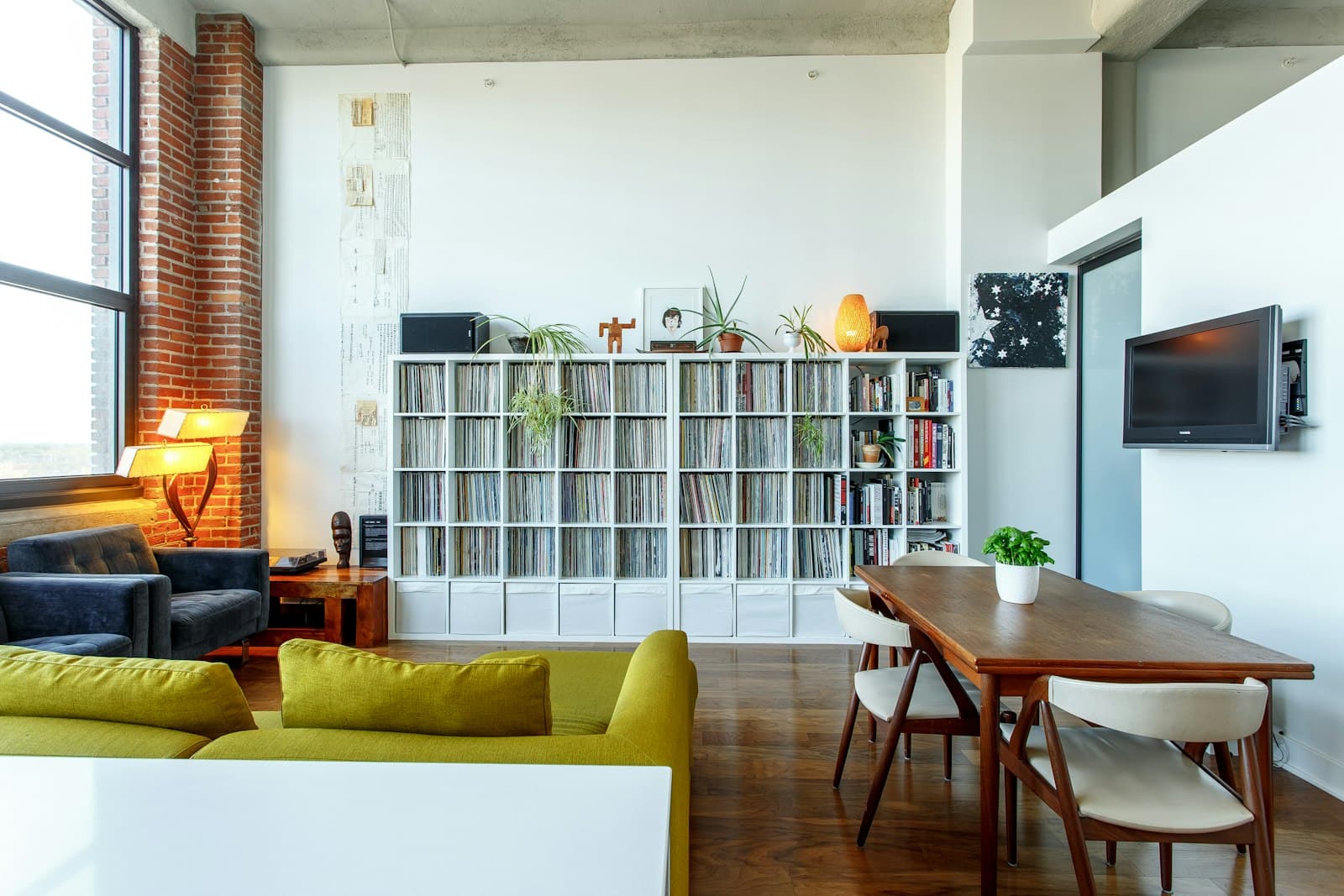 Interior cuidado de un loft con zona de estar y cocina. Fotografía de referencia, no es un alojamiento de hoclau.