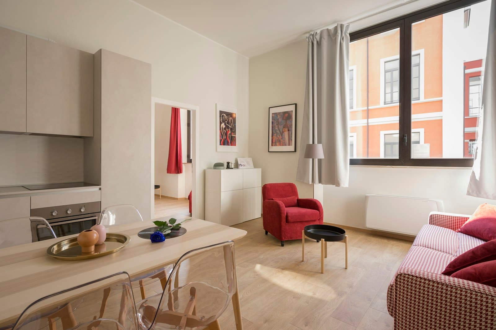 Cocina y zona de estar de un apartamento. Fotografía de referencia, no es un alojamiento de hoclau.