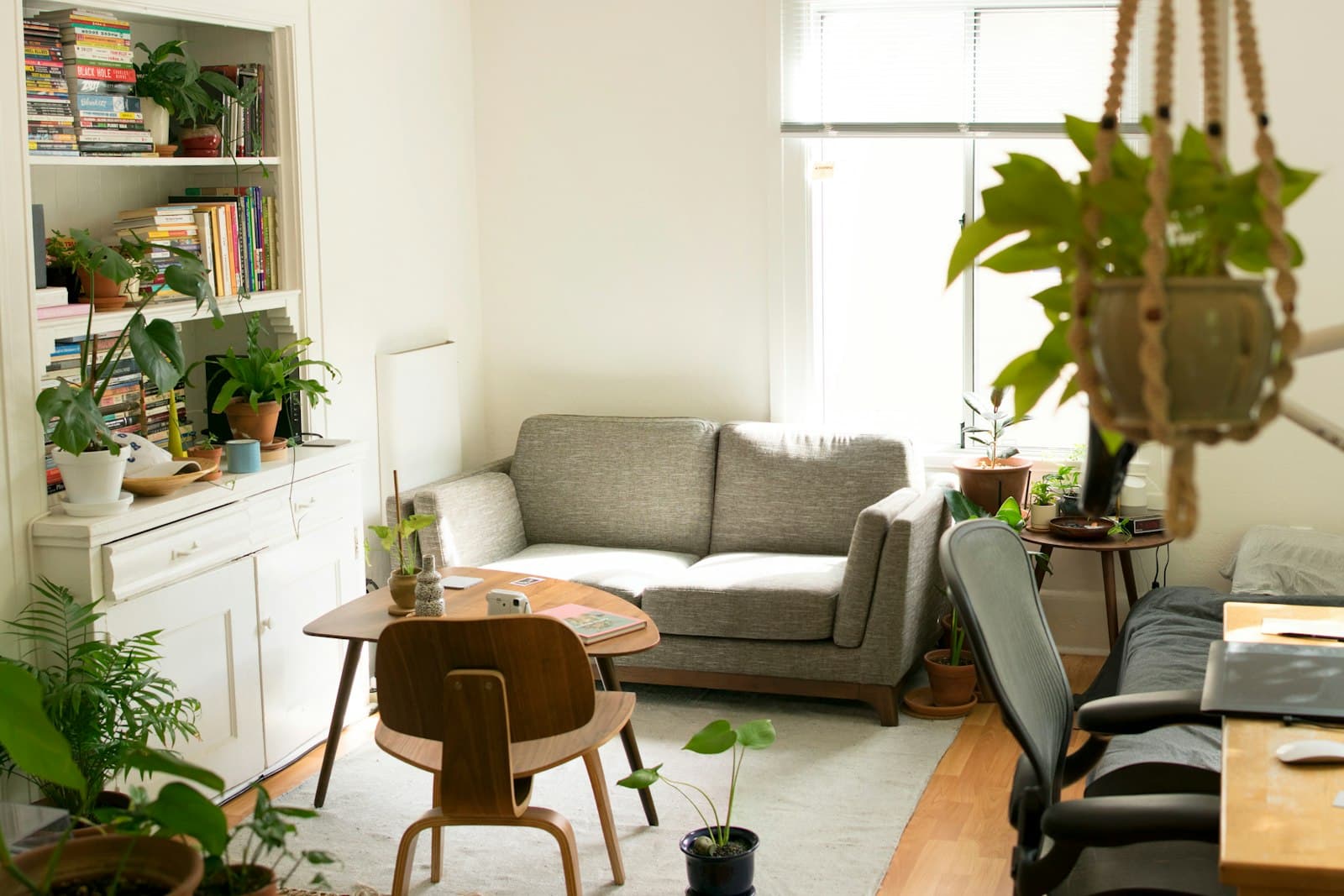 Estudio residencial con zona de estar y cama. Fotografía de referencia, no es un alojamiento de hoclau.