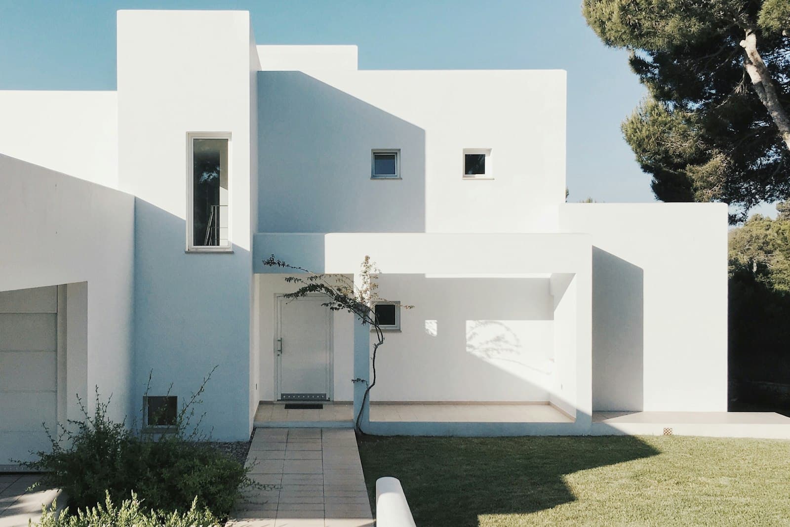Vivienda junto a vegetación. Fotografía de referencia costera, no es un alojamiento de hoclau.